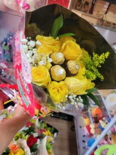 Bouquet x 10 Rosas con 3 Ferrero en empaque sencillo