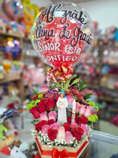 Arreglo floral con virgen cerámica