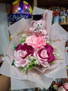 Bouquet rosa eterna con llavero graduado
