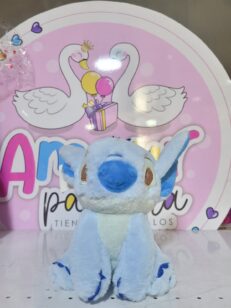 Stich peludo sentado