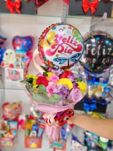 Arreglo floral con globo